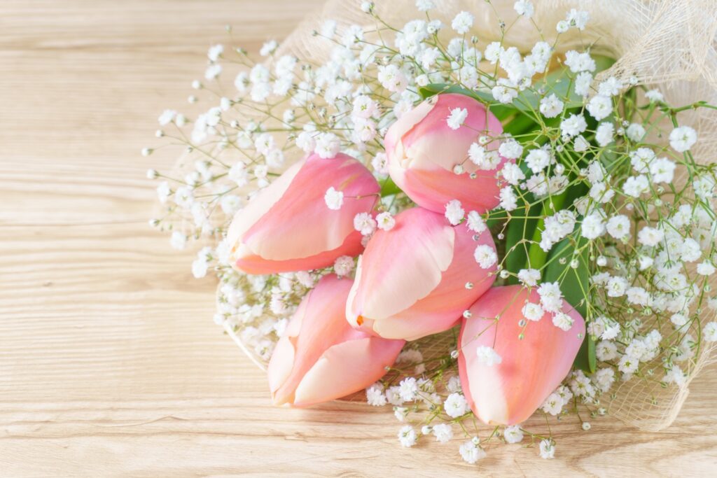 チューリップとカスミソウの花束